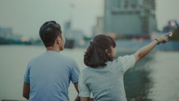 Man and woman pointing its vs it's