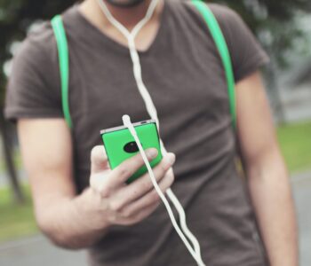 18 Best podcasts to learn English – For all levels of English learner