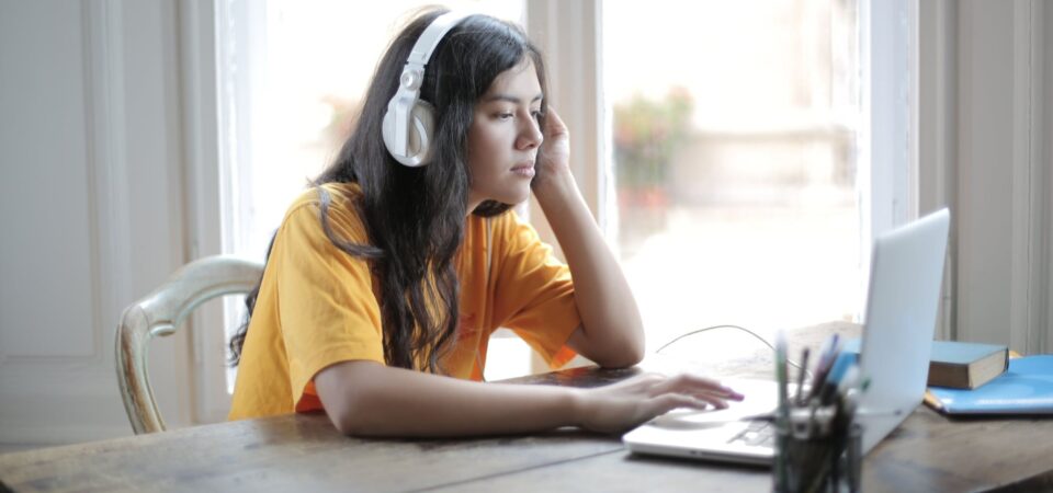 woman practicing english learning for beginners online