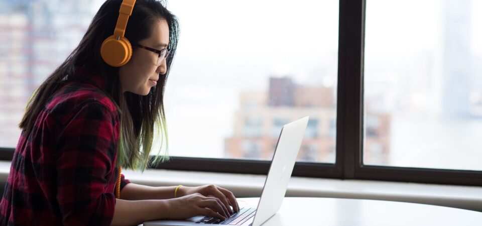 woman reading a lingopie review for learning english