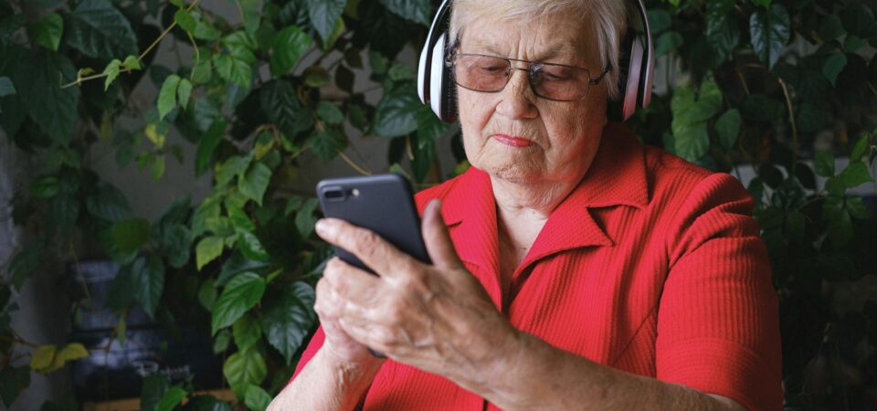 woman reading a mondly review about learning english